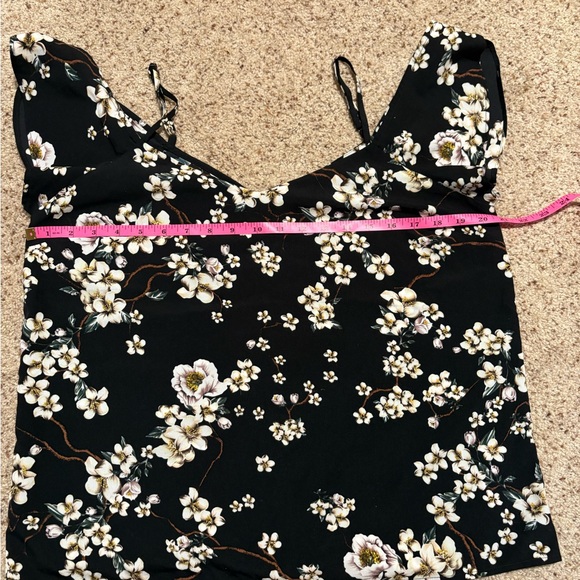 Woman’s Forever 21 Black Floral off the shoulder Top size L - Picture 5 of 5